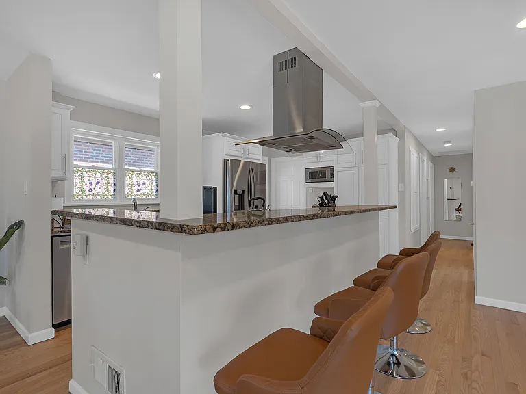 1100 Edmer Ave — Photo 6