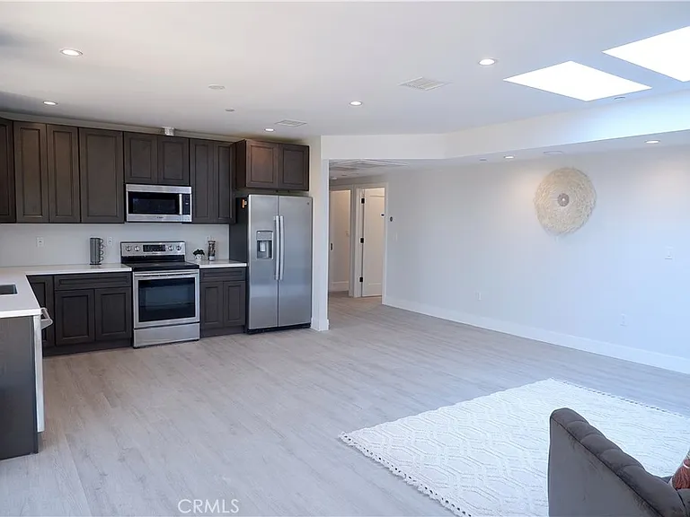 1410 W 37th Pl — Photo 6