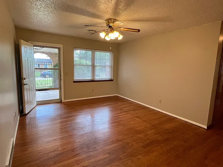 324 W Michael Dr — Photo 3