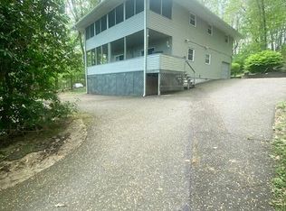 102 Lookout Dr, Lords Valley, PA 18428
