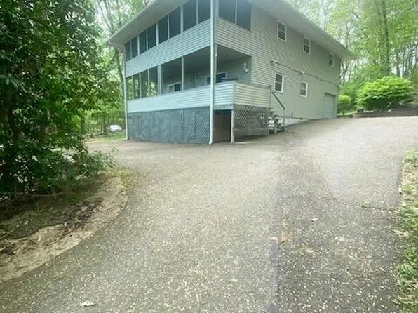 102 Lookout Dr, Lords Valley, PA 18428