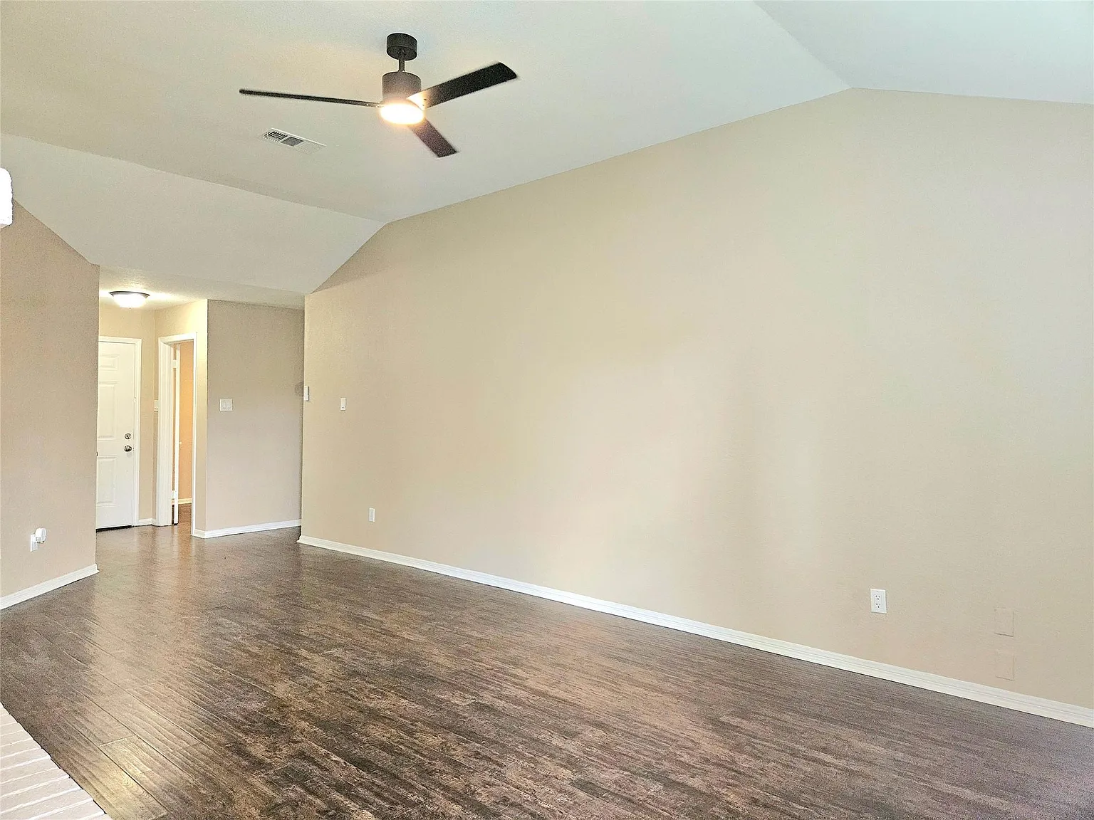 3 bed, 2.0 bath, 1452 sqft, $1,800 — Photo 4