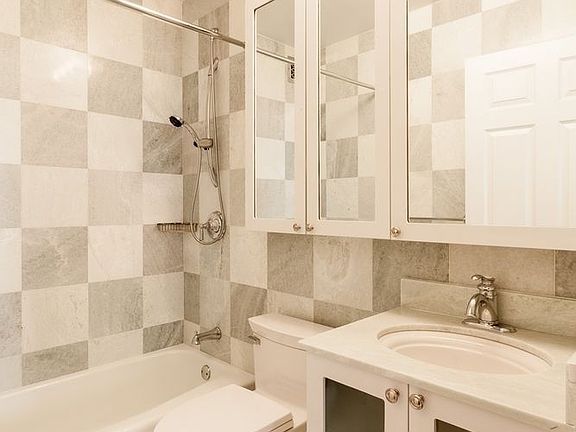 3rd image of 30 W 63rd St APT 10B