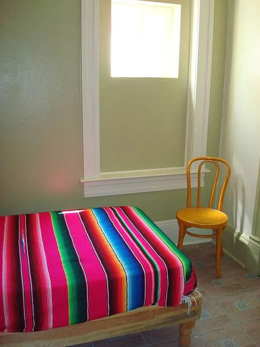 8 bed, 3500 sqft, $500 — Photo 2