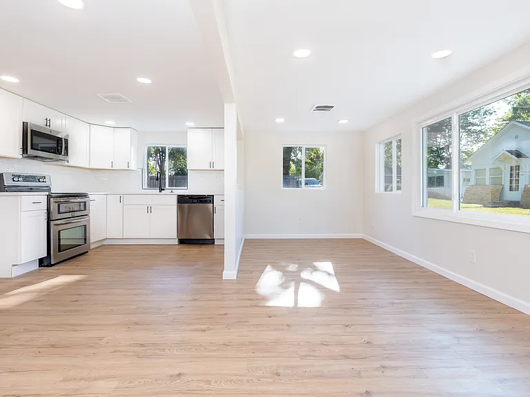 225 Bentz Ave — Photo 15