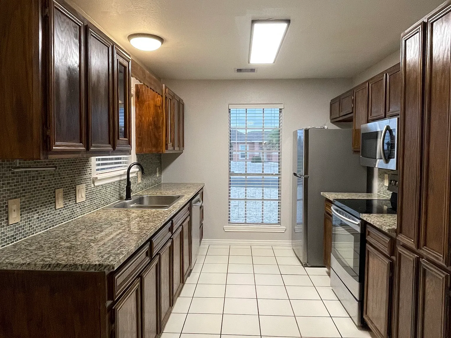 3 bed, 2.5 bath, 1729 sqft, $2,200 — Photo 2