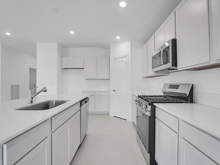 6394 NW Windwood Way — Photo 8