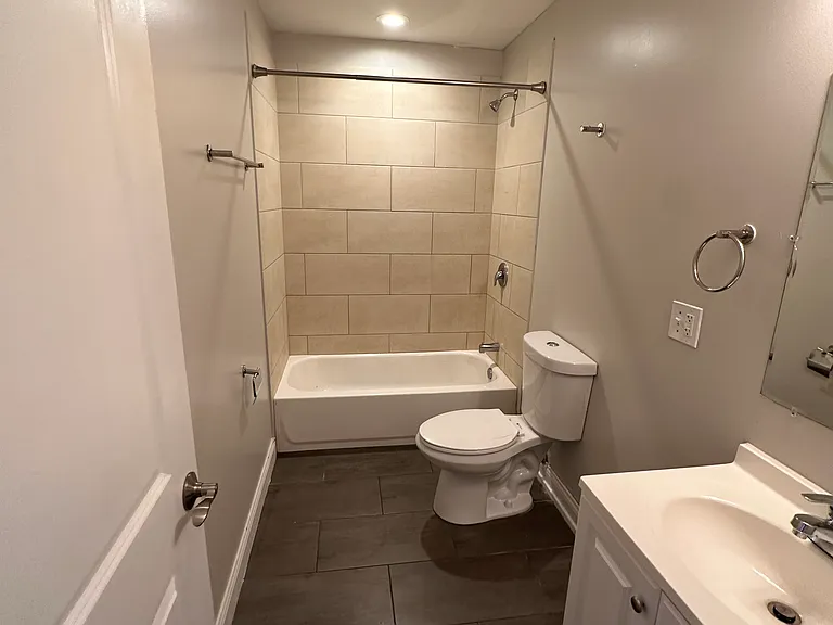 2620 W Cermak Rd #2F — Photo 2