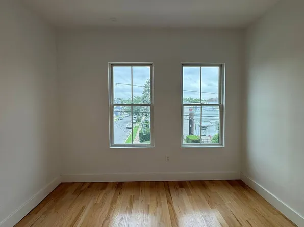 151 Williams Avenue image 3 of 5