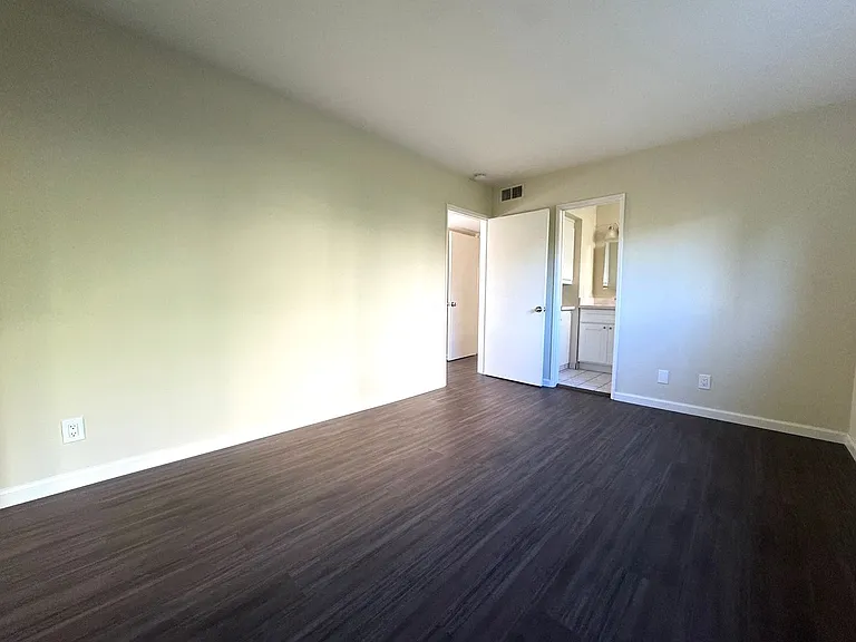 1124 N Olive Dr — Photo 9