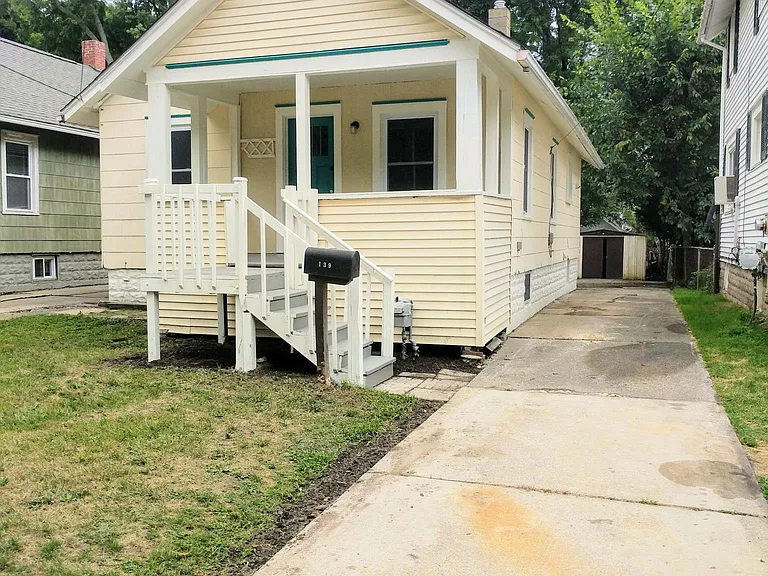 139 S Foster Ave — Photo 2