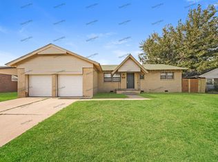 103 NE 5th St, Moore, OK 73160