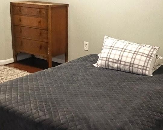 Room w/ full bathroom private
Rental of this room includes private living room.