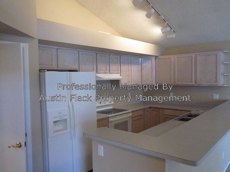 2nd image of 1606 N Comanche Dr