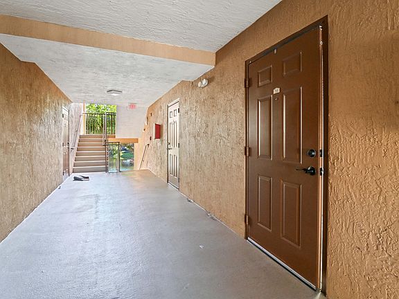 4th image of 715 Villa Circle