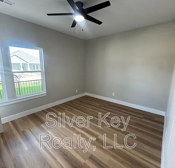 924 Stratford Ave — Photo 17