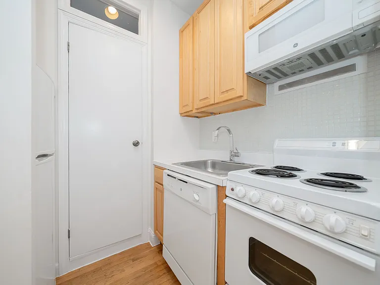 128 W 13th St #9 — Photo 5