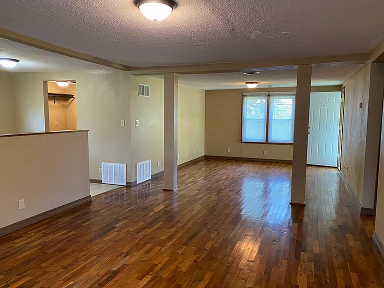 208 E Maiden Ln — Photo 8