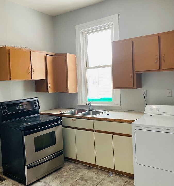 1st image of 888 University Ave E