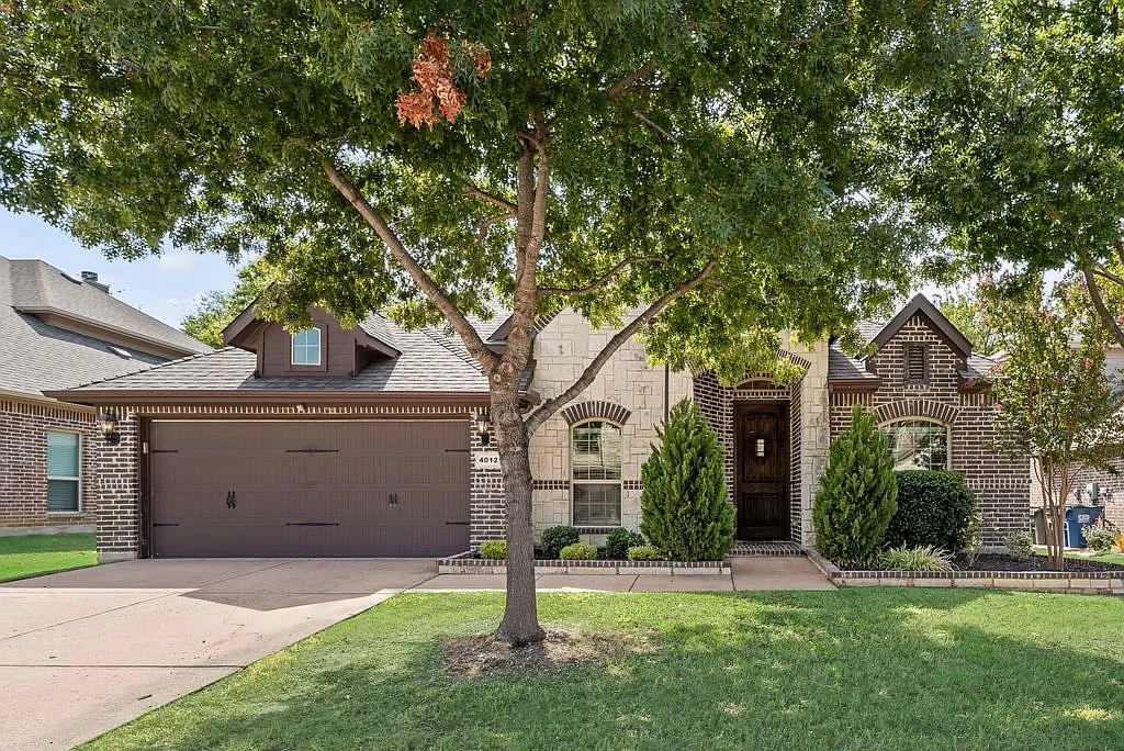 4 bed, 2.0 bath, 2327 sqft, $2,700 — Photo 1