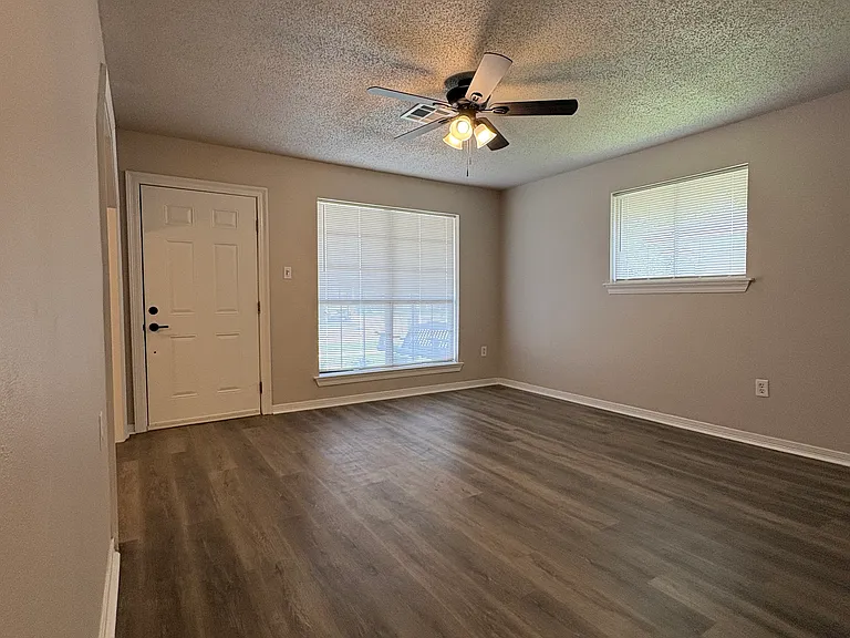 204 James Ct — Photo 4