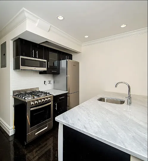 Building Photo - 448 W 19th St #PHD