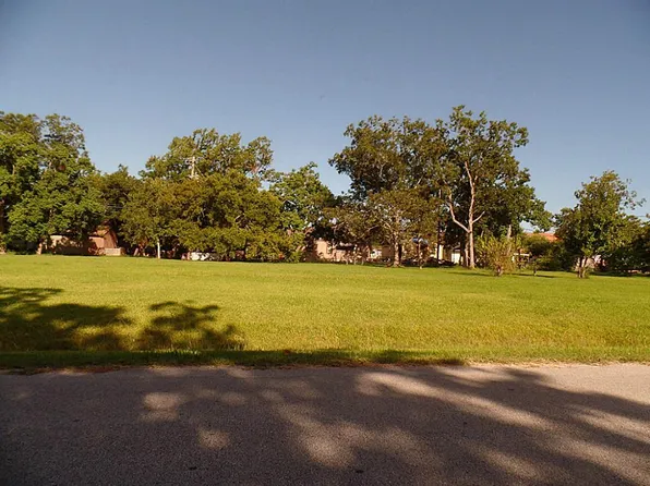114 Dr Martin Luther King Jr Dr, La Porte, TX 77571