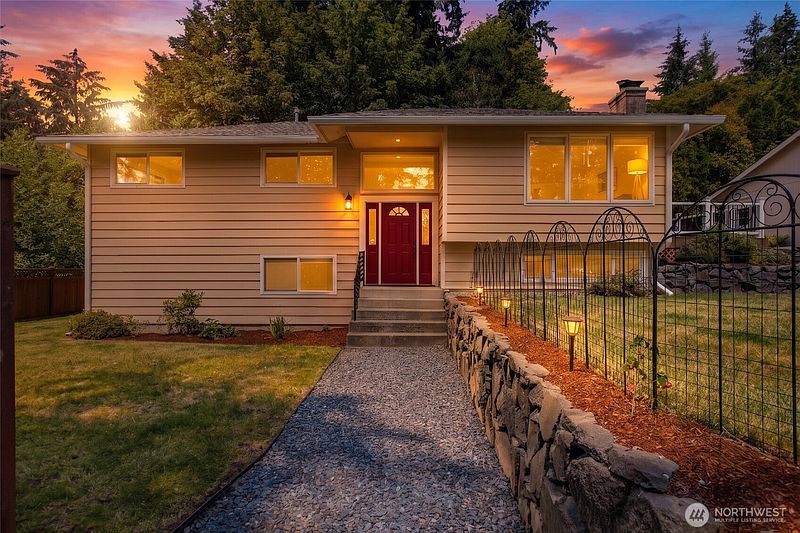 4th image of 18415 9th Street E