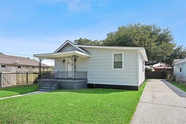 3 bed, 1.0 bath, 1065 sqft, $1,350 — Photo 2
