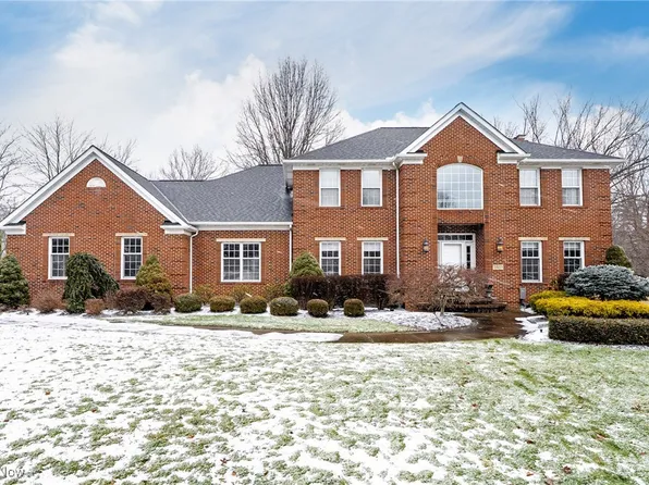 5489 Strathaven Dr, Highland Heights, OH 44143