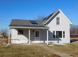 303 S Locust St, Lena, IL 61048