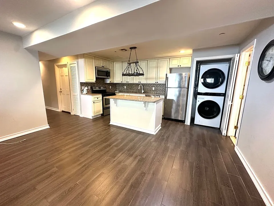 392 Davis Ave #1R