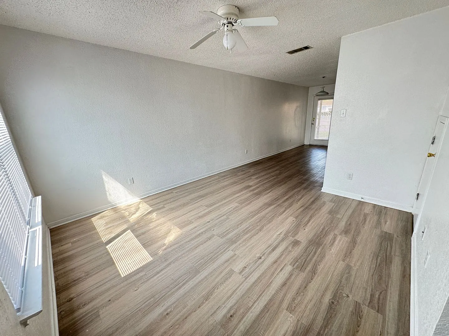 1306 Monroe Lp — Photo 3