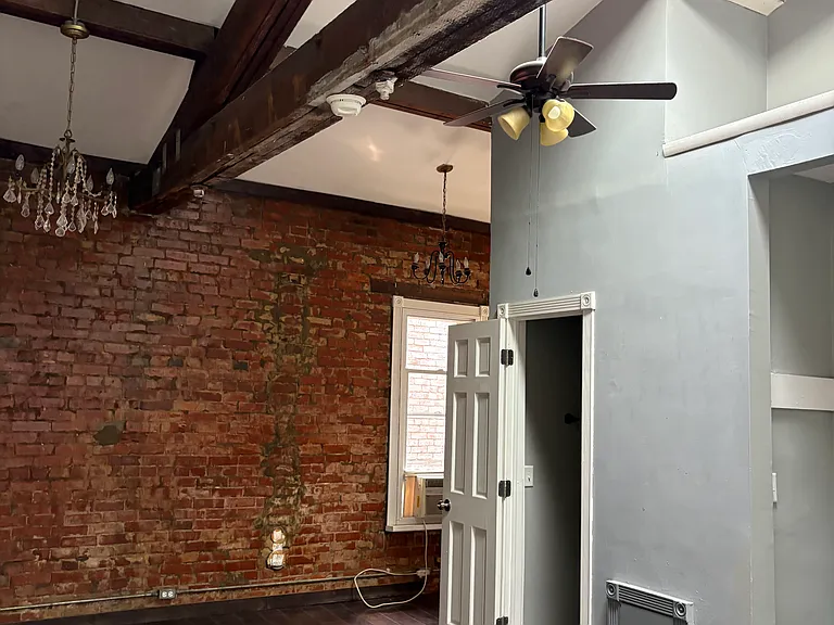 1122 N High St #9 — Photo 9