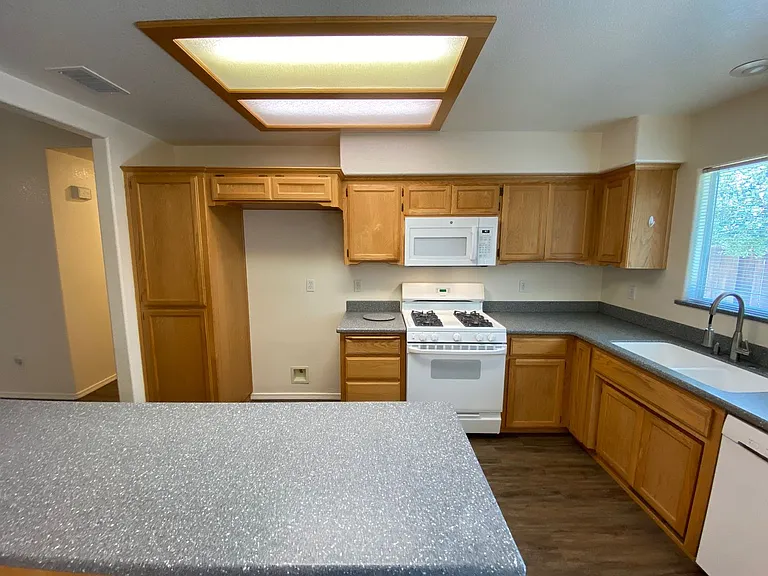 709 Creston Rd — Photo 10