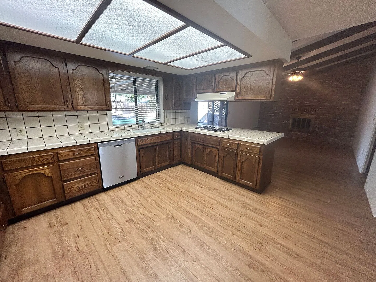Spacious 3 bedroom, 2 bath home — Photo 4