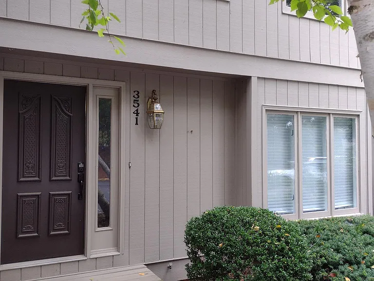 3541 Londonderry Ln — Photo 2