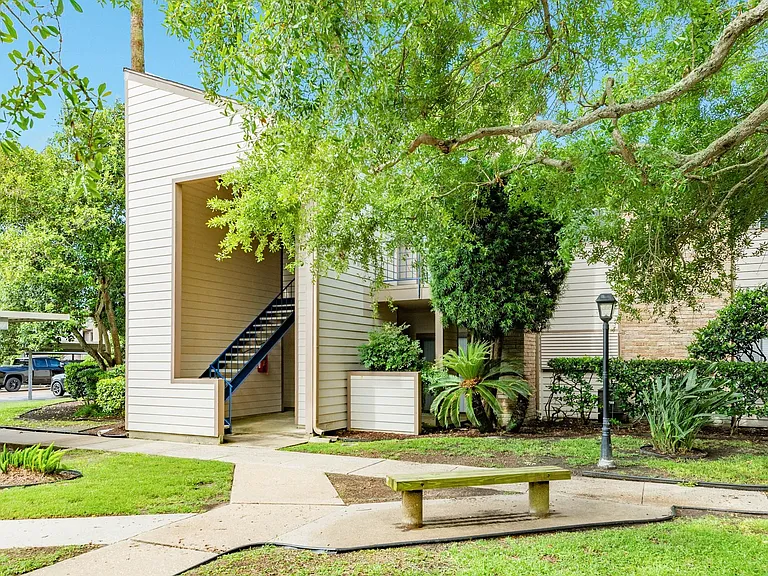 7098 N Holiday Dr — Photo 3