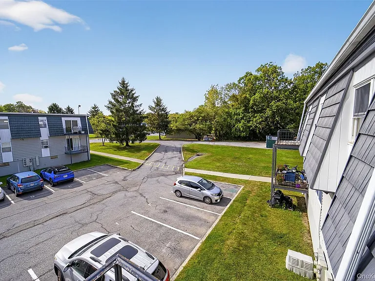 4 White Gate Rd #K — Photo 28