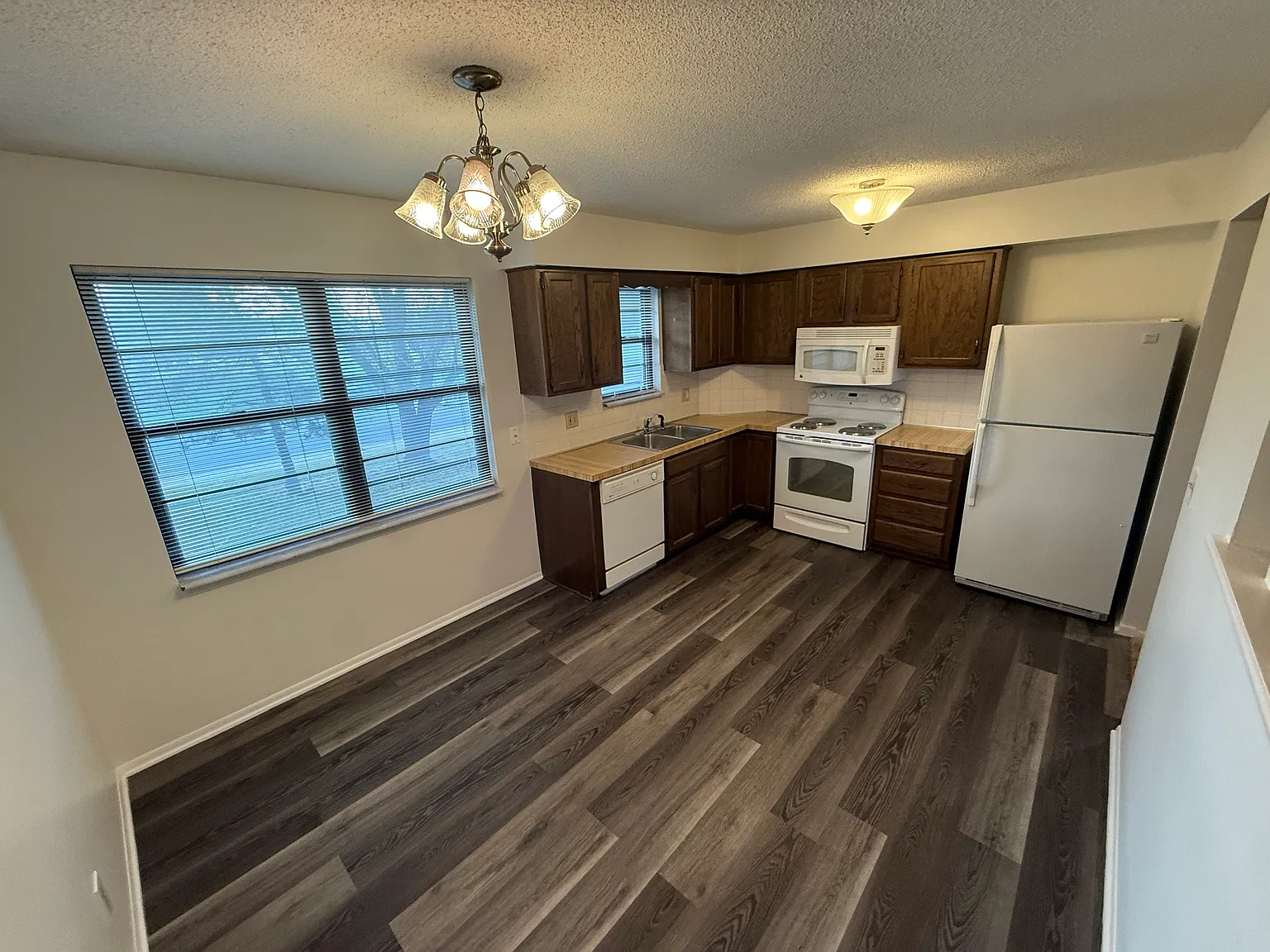 3 bed, 1.5 bath, 2696 sqft, $1,500 — Photo 3