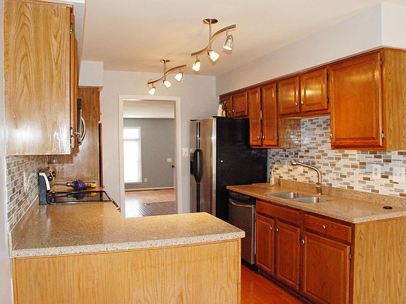 5th image of 5136 Woodford Dr