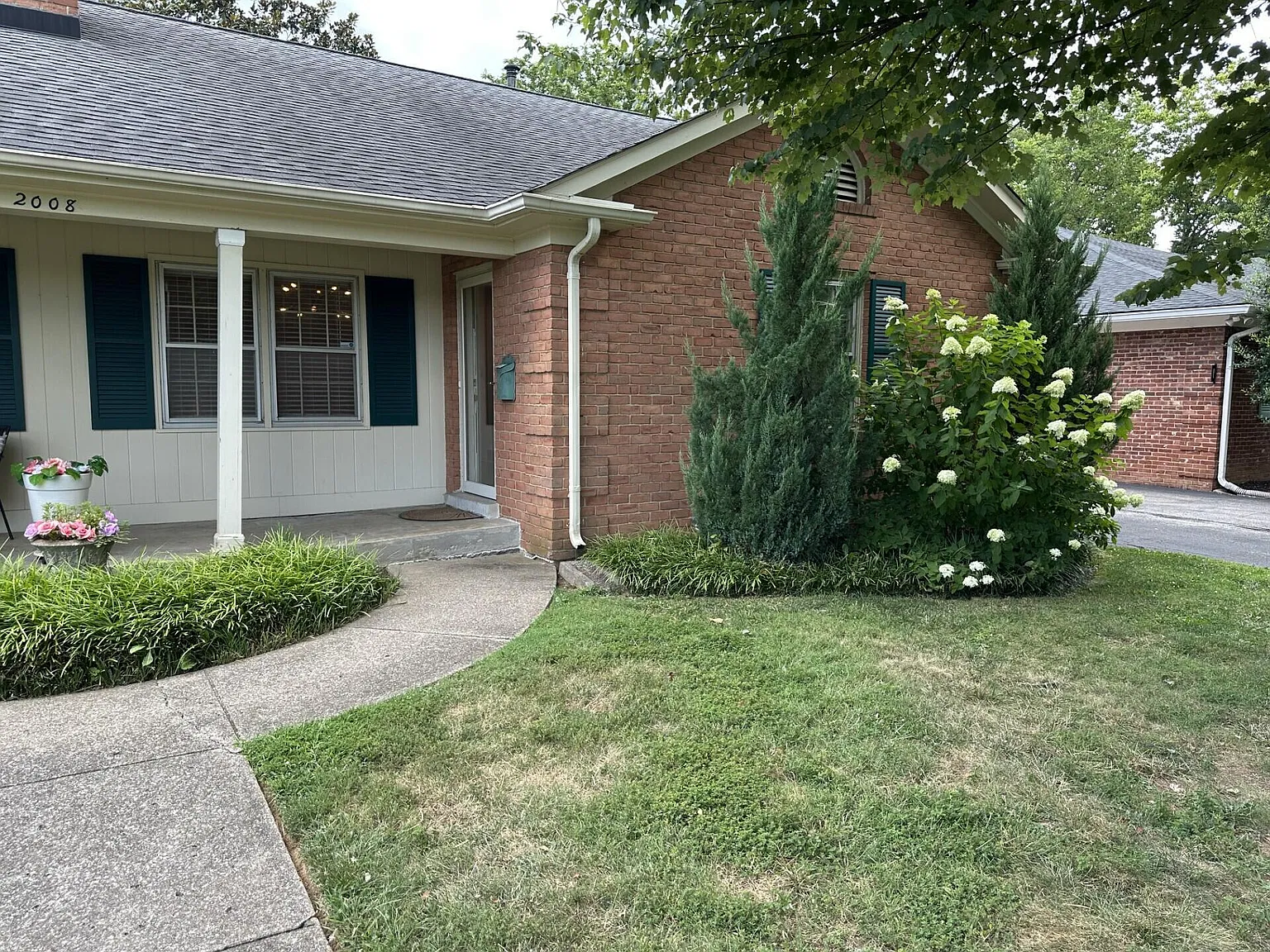 3 bed, 2.0 bath, 3306 sqft, $1,995 — Photo 2
