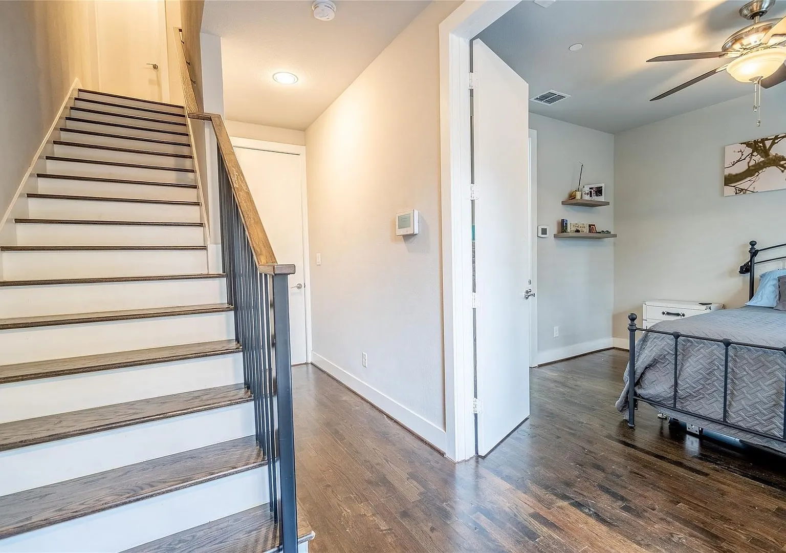 Stunning 3 Bedroom Townhome in Oaklawn — Photo 3