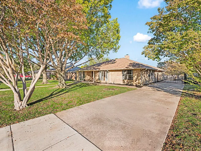507 Crestview Dr — Photo 3