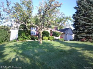 2315 Doris Dr, Brighton, MI