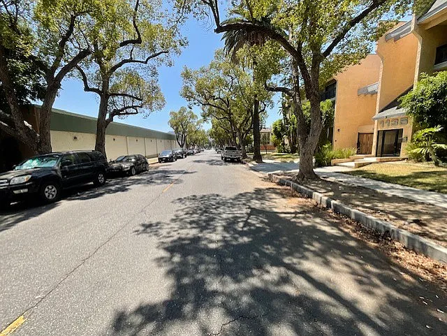 2 bed, 780 sqft, $2,300 — Photo 2