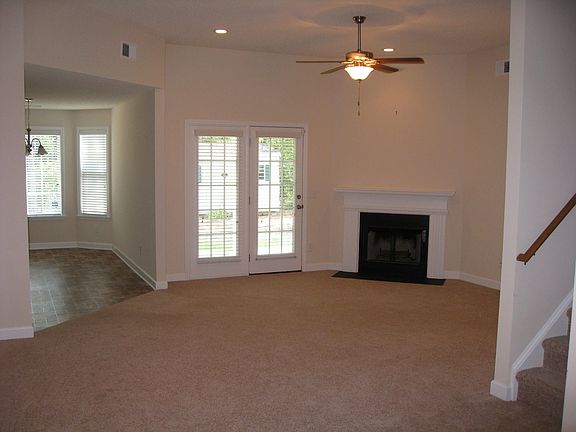 LR:10' cieling & WOOD FP