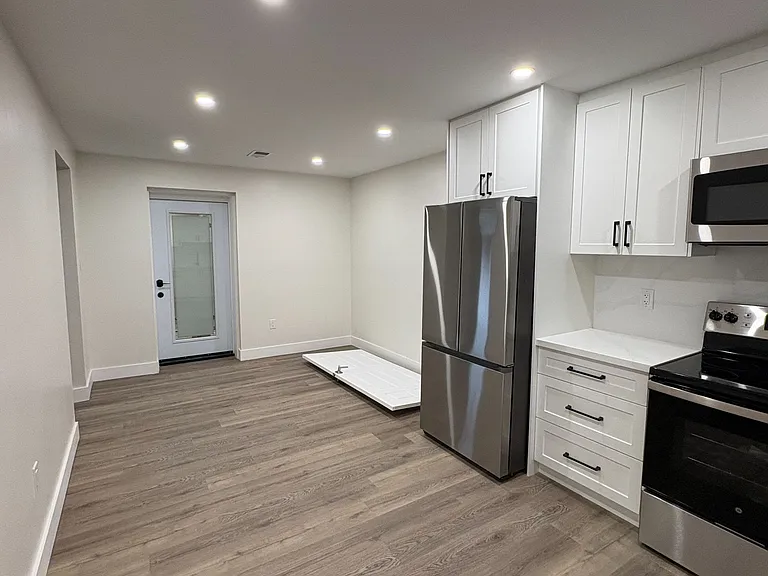 145 Riverhead Dr #BASEMENT — Photo 2