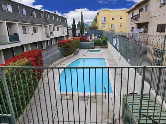 4th image of 9047 Langdon Ave Unit 2