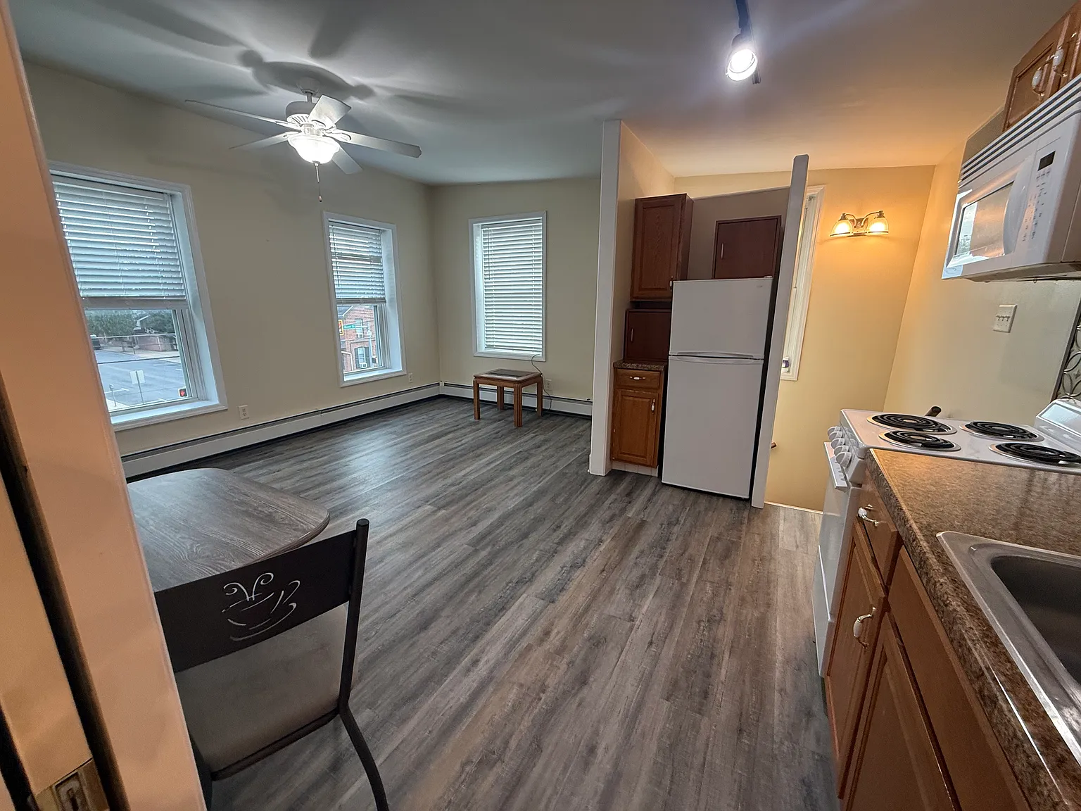 280 E Queen St — Photo 3